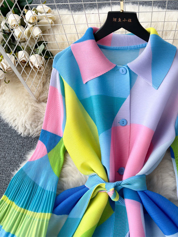 Robe mi-longue ample plissée à manches évasées, avec ceinture, couleur contrastée