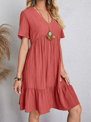 Robe courte ample plissée coupe trapèze, à empiècements, à col en V, couleur unie