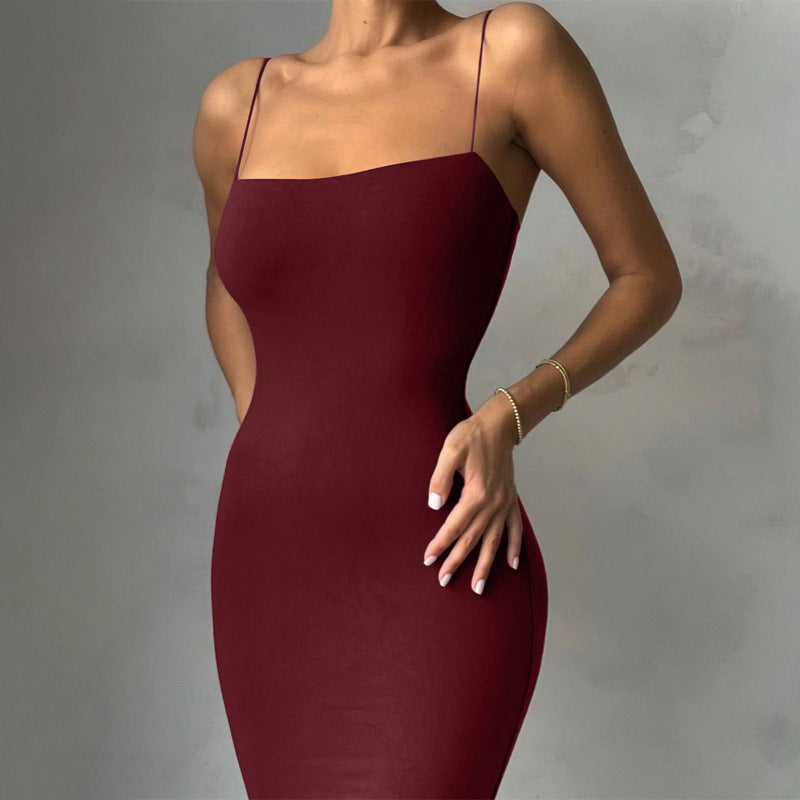 Laura - Robe midi ajustée avec bretelles fines et style minimaliste