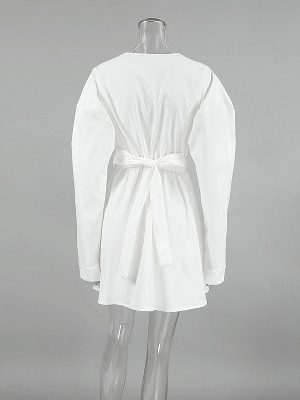 Robe chemise ample plissée à manches longues, à empiècements, à taille nouée, à col en V, couleur unie