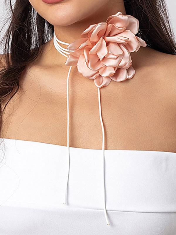 Collier délicat en forme de fleur, à lacets