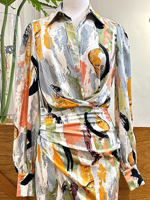 Robe mi-longue asymétrique plissée imprimée taille haute, à manches longues, à empiècements, à décolleté en V profond