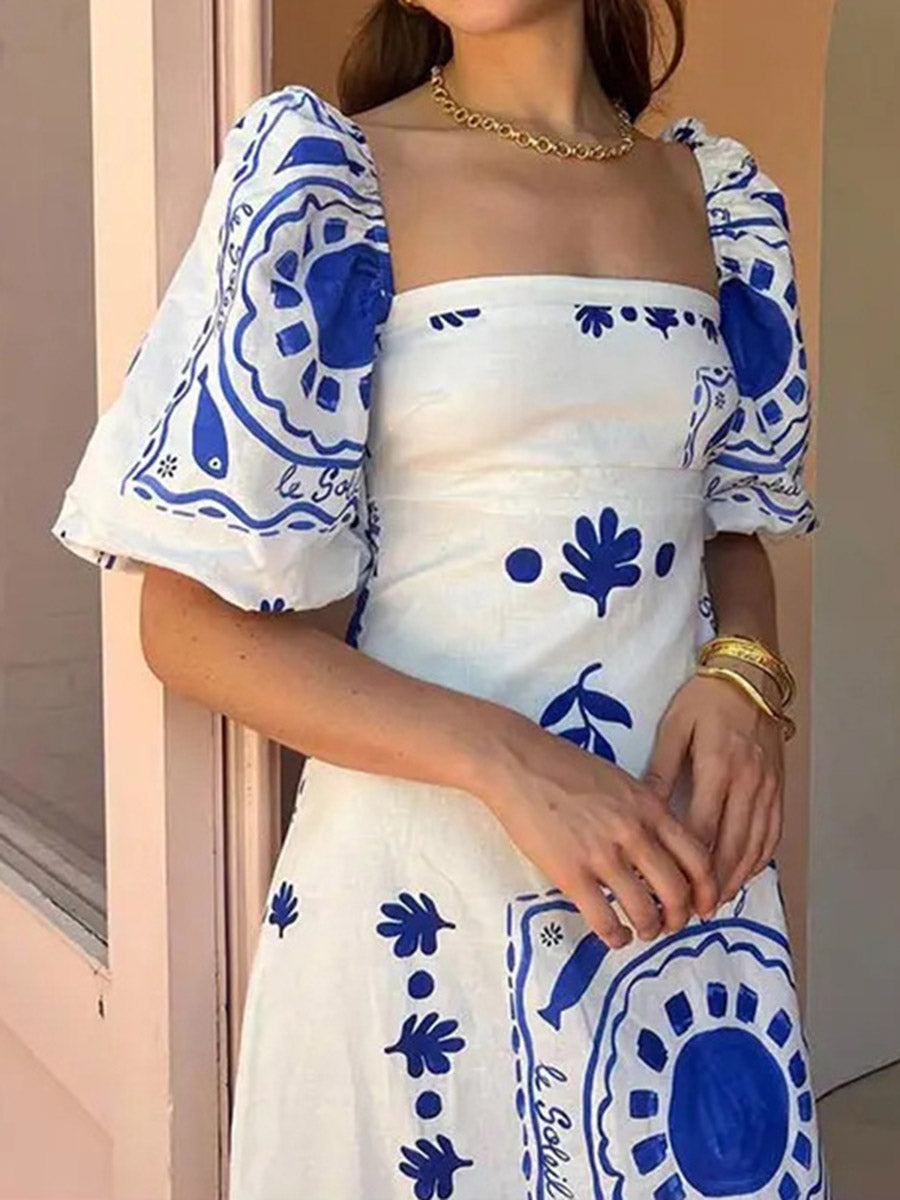 Robe mi-longue plissée imprimée volantée coupe trapèze, taille haute, à empiècements, à col carré, couleur contrastée