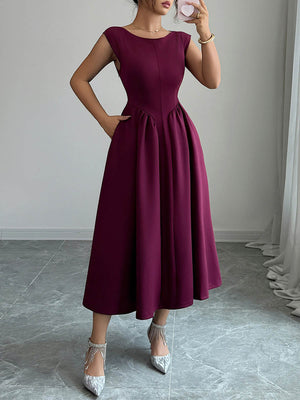 Robe mi-longue plissée coupe trapèze, taille haute, dos nu, à poches, à col bateau, couleur unie