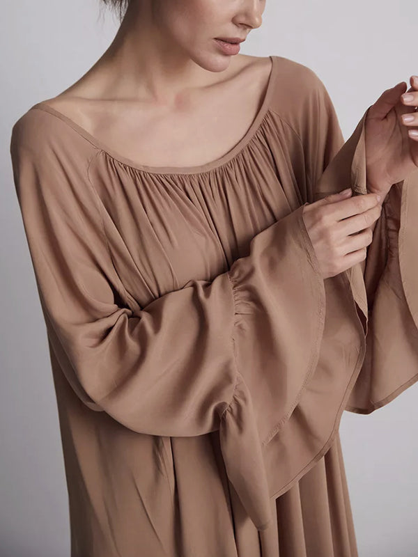 Robe longue plissée coupe trapèze, à manches évasées, à empiècements, à col rond, couleur unie