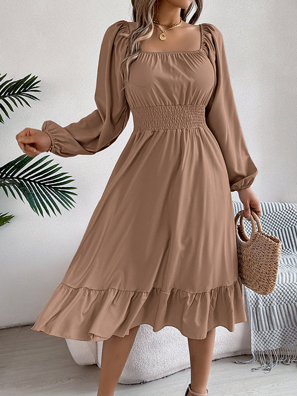 Robe mi-longue plissée volantée coupe trapèze, à taille élastique, à col carré, couleur unie