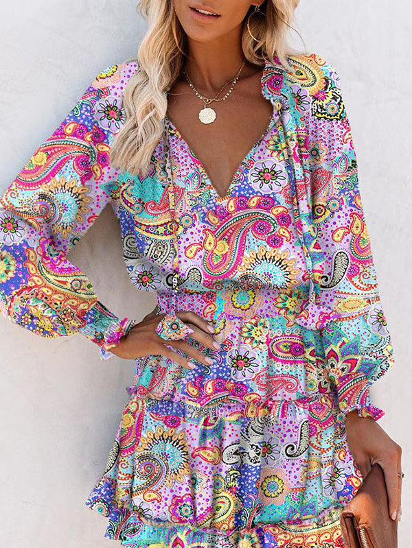 Robe courte plissée nouée coupe trapèze, à manches longues, à imprimé floral, à empiècements, à col en V, couleur contrastée