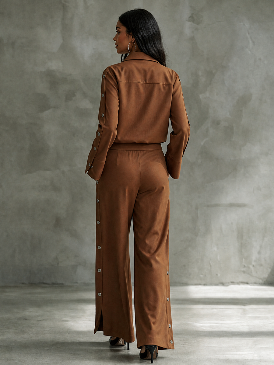 Ensemble deux pièces : chemisier boutonné à manches longues, à col revers, à poches, couleur unie + pantalon boutonné taille haute, à poches, à jambes larges