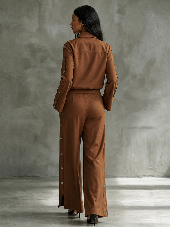 Ensemble deux pièces : chemisier boutonné à manches longues, à col revers, à poches, couleur unie + pantalon boutonné taille haute, à poches, à jambes larges