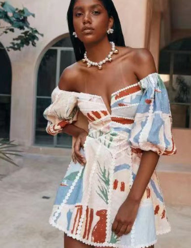 Paloma - Robe courte avec ornements floraux