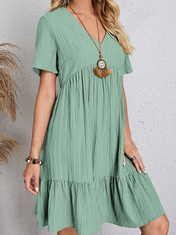 Robe courte ample plissée coupe trapèze, à empiècements, à col en V, couleur unie