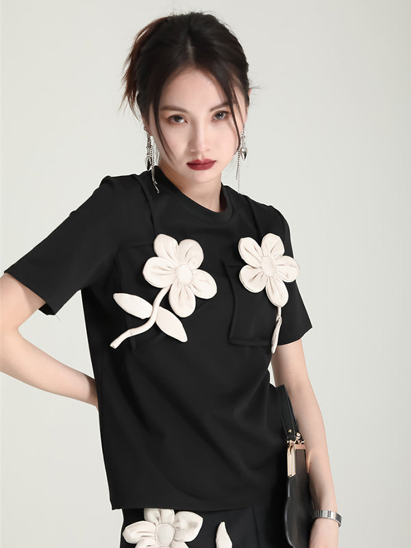 T-shirt original et élégant avec des appliques de couleur contrastée