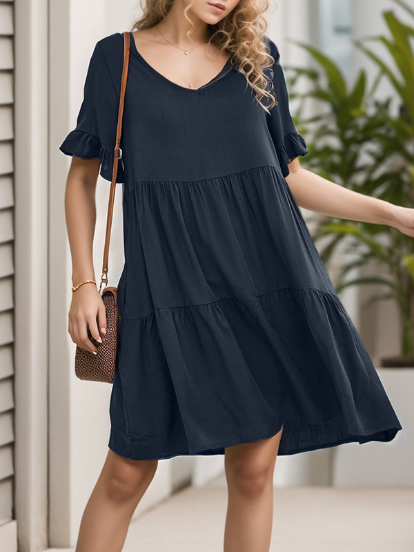 Robe courte plissée volantée coupe trapèze, à manches évasées, à poches, à empiècements, à col rond, couleur unie