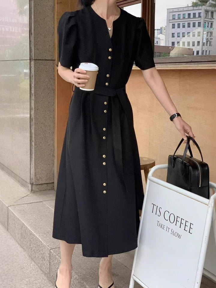 Robe mi-longue ample boutonnée coupe trapèze, à empiècements, à taille nouée, à col en V, couleur unie