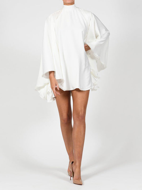 Robe courte à col haut, dos nu, à manches évasées, couleur unie