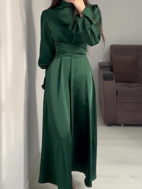 Robe longue plissée coupe trapèze, à manches longues, à taille nouée, à fermeture éclair, à col cheminée, couleur unie