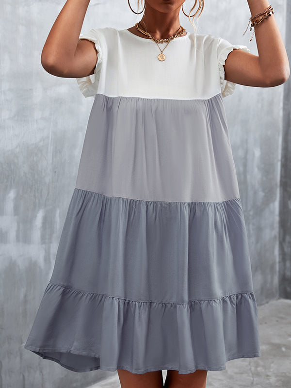 Robe courte ample plissée à manches volantées, à falbalas, à empiècements, à col rond, couleur contrastée