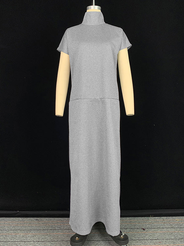 Robe longue ample à manches courtes, à empiècements, à col haut, couleur unie