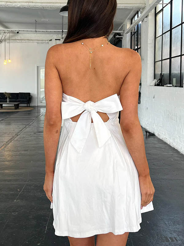 Robe courte ample plissée nouée coupe trapèze, dos nu, à empiècements, bustier, couleur unie