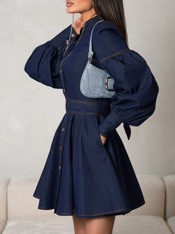 Robe courte boutonnée plissée coupe trapèze, à manches longues, à empiècements, à taille nouée, à col cheminée