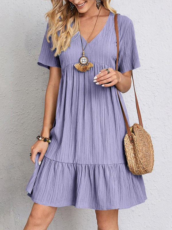 Robe courte ample plissée coupe trapèze, à empiècements, à col en V, couleur unie