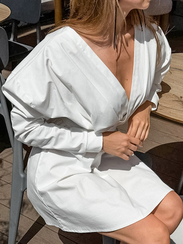 Robe chemise ample plissée à manches longues, à empiècements, à taille nouée, à col en V, couleur unie