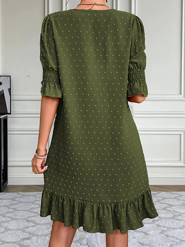 Robe courte plissée coupe trapèze, à manches évasées, à taille élastique, en jacquard, à empiècements, à col en V, couleur unie
