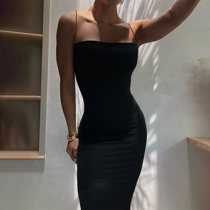 Laura - Robe midi ajustée avec bretelles fines et style minimaliste