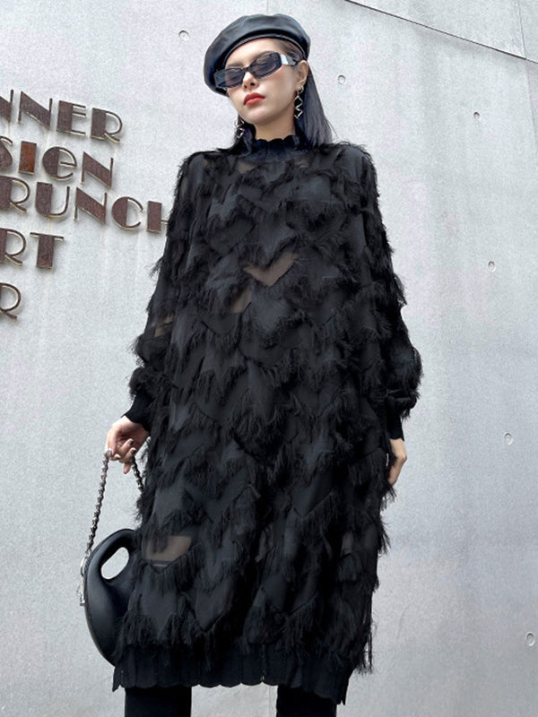 Robe mi-longue asymétrique transparente à coupe irrégulière, à manches longues, en résille, à poches, à empiècements, à pompons, à col montant, couleur unie
