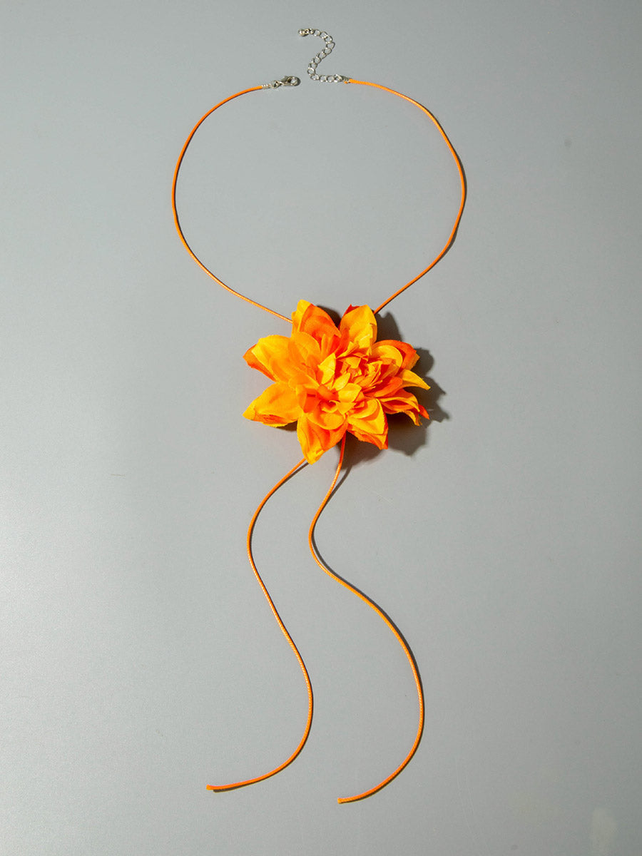 Collier en forme de fleur, couleur unie