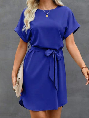 Robe courte ample à manches courtes, à taille nouée, à col rond, couleur unie