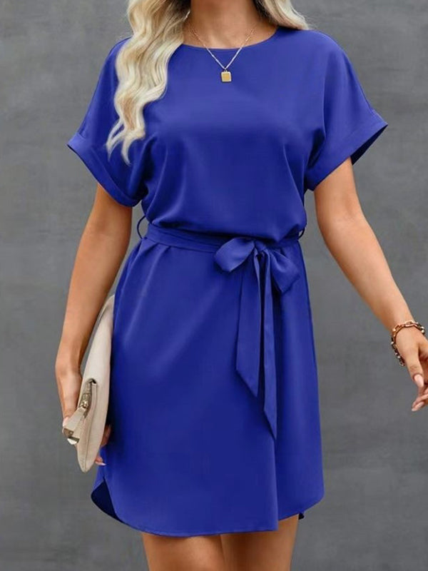 Robe courte ample à manches courtes, à taille nouée, à col rond, couleur unie