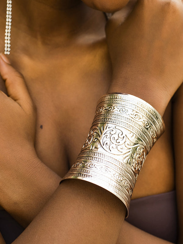 Accessoires de bracelet de couleur unie géométrique à motif sculpté