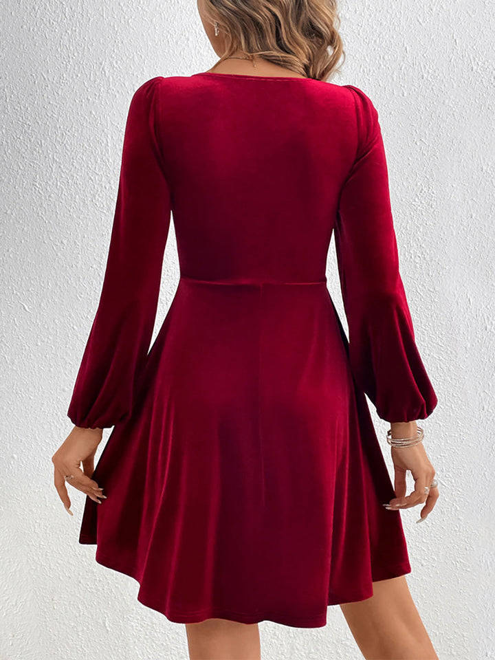 Robe courte plissée coupe trapèze, taille haute, à nœud, à empiècements, en velours, à décolleté en V profond, couleur unie