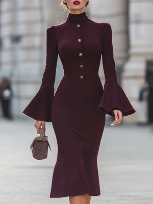 Robe mi-longue moulante boutonnée à manches évasées, à col haut, couleur unie