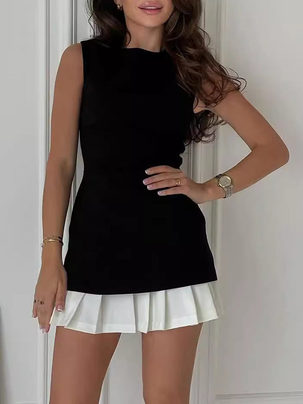 Robe courte plissée sans manches, à empiècements, à volants étagés, à col rond, couleur unie
