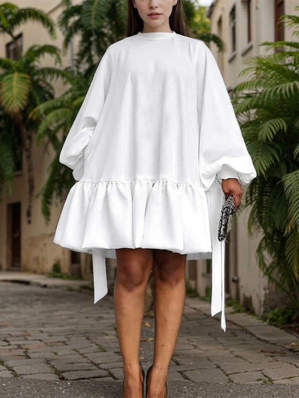 Robe courte ample à manches longues, à falbalas, à col montant, couleur unie
