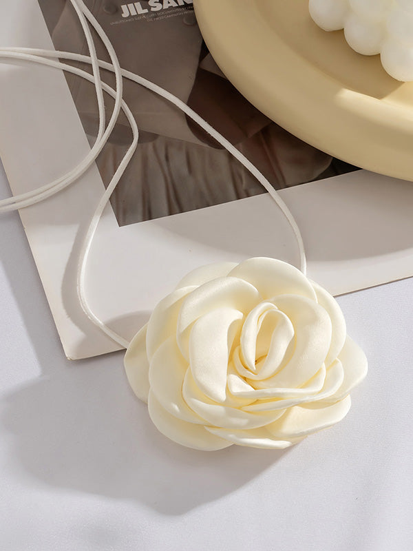 Collier délicat en forme de fleur, à lacets