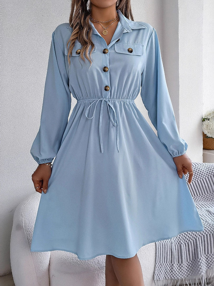 Robe chemise boutonnée plissée nouée coupe trapèze, à manches longues, à col revers, couleur unie