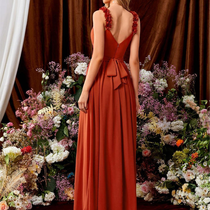 Priscila | Robe de soirée avec décolleté en V, bretelles, dentelle, plis et dos ouvert