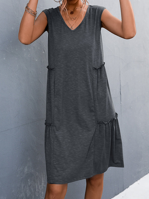 Robe mi-longue ample plissée coupe trapèze, à empiècements, à col en V, couleur unie