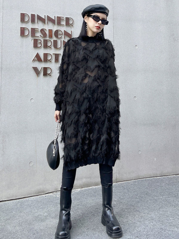 Robe mi-longue asymétrique transparente à coupe irrégulière, à manches longues, en résille, à poches, à empiècements, à pompons, à col montant, couleur unie