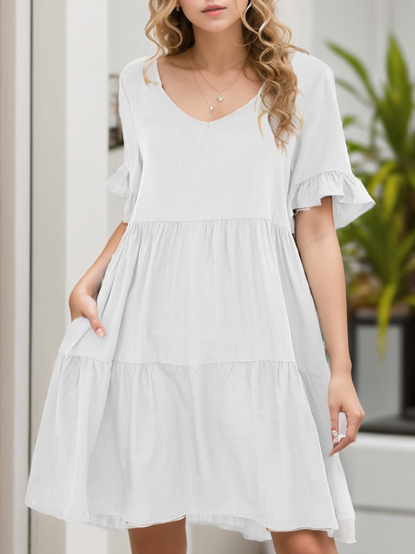 Robe courte plissée volantée coupe trapèze, à manches évasées, à poches, à empiècements, à col rond, couleur unie