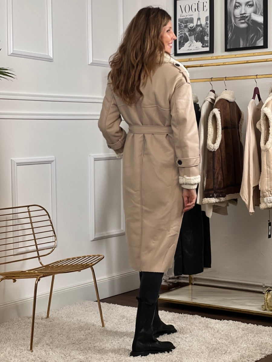 Manteau en shearling à double boutonnage avec ceinture – pour femmes