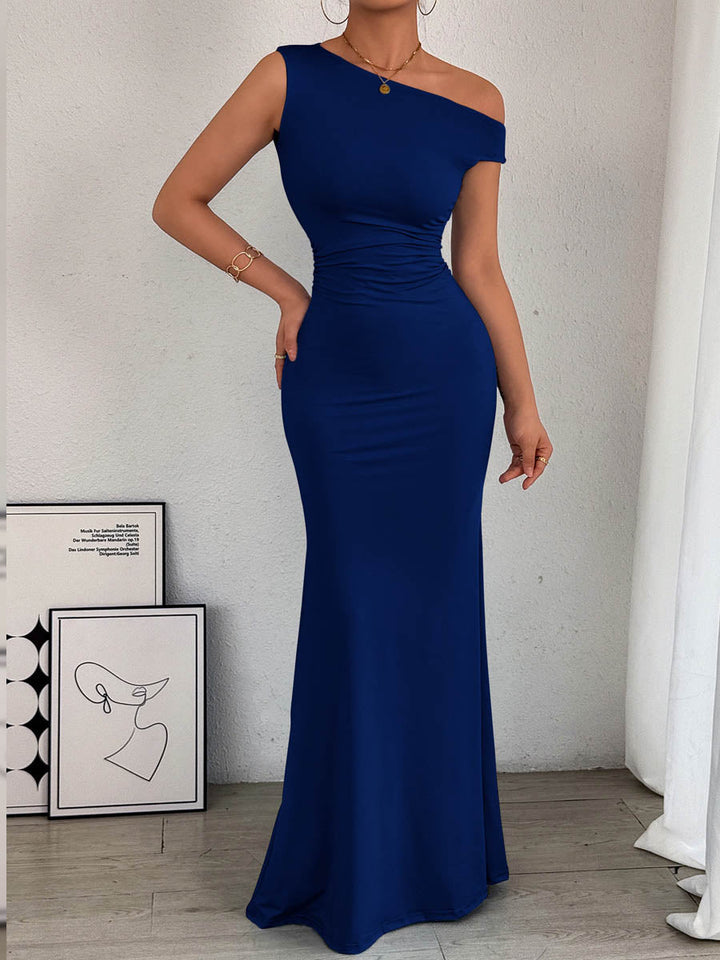 Robe longue moulante asymétrique plissée fendue sur le côté taille haute, asymétrique à une épaule, couleur unie