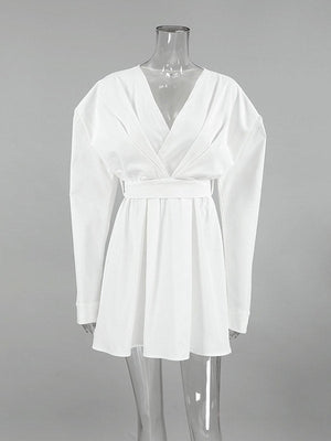 Robe chemise ample plissée à manches longues, à empiècements, à taille nouée, à col en V, couleur unie