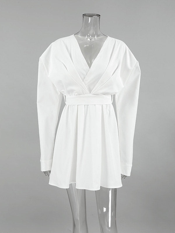 Robe chemise ample plissée à manches longues, à empiècements, à taille nouée, à col en V, couleur unie