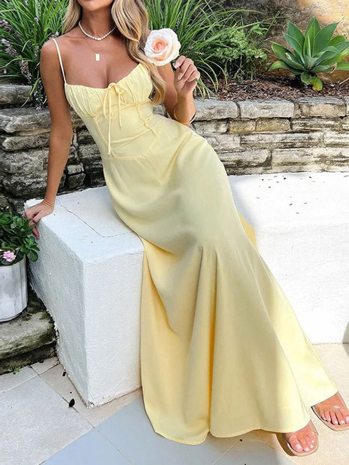Robe longue moulante plissée coupe trapèze, à cordon de serrage, à empiècements, à fines bretelles, couleur unie
