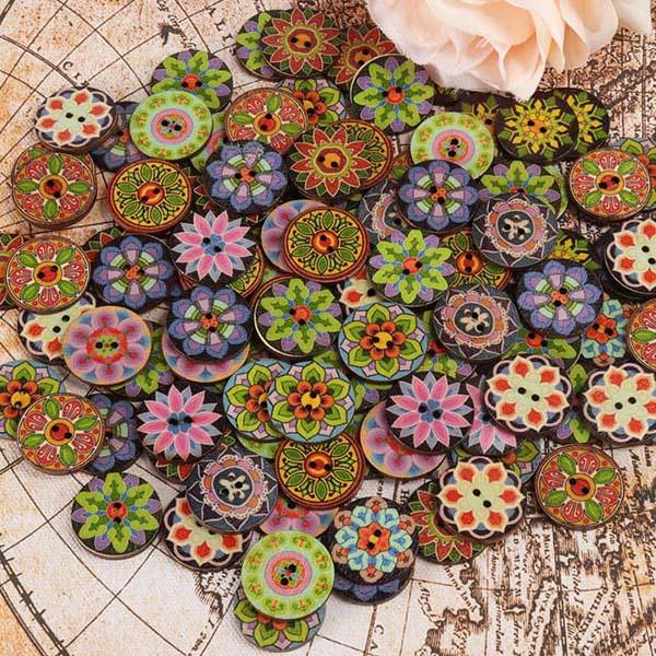 Environ 100 boutons ronds imprimés multicolores.