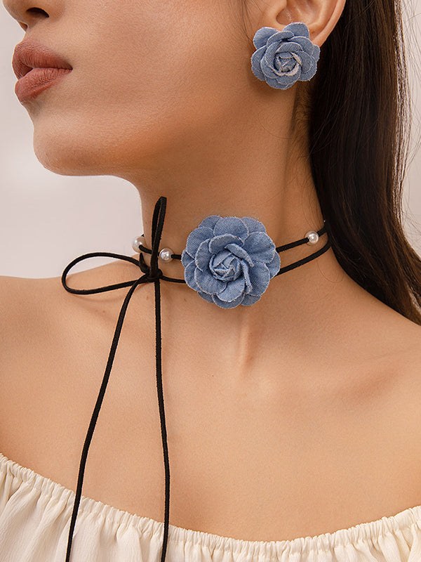 Parure collier et boucles d'oreilles perlée délicate en forme de fleur